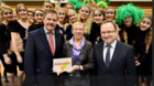 Plakette für die Kulturschule: Ministerin Anke Spoorendonk mit Schulleiter Dr. Hartmut Blank (li.) und Bürgermeister Dr. Andreas Koeppen, umringt von Mitgliedern der Theater-AG. (Foto: Ruff)