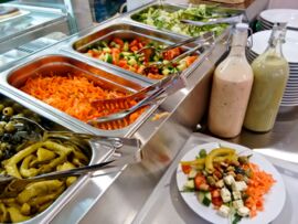 Gesund und lecker - die neue Salatbar in der Schulmensa Itzehoes, in der vor Ort frisch gekocht wird.