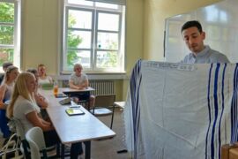 Igor zeigt das Tuch von seiner Bar Mitzwa, dem Fest der religiösen Mündigkeit. Foto: Gabriele Knoop