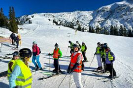 Schülerinnen und Schüler am sonnigen Hang in Seefeld