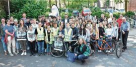 Erfolgreiche KKS-Radler aus dem vergangenen Jahr mit Offiziellen von Stadt und Kreis, Partnern und der Kreis-Klimabeauftragten Sandra Ludwigh (Foto: Lars Peter Ehrich)