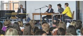 Bei der Podiumsdiskussion in der Aula der KKS: (v. l.) Malte Krüger (Grüne), Johann Wudtke (Julis/ FDP) und Joshua Klaassen (Jusos). Mathis Kühn moderiert die Debatte. Foto: Kristin Finke