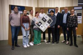 Die Gruppe der Schüler mit Frau von Gebe in der Stadtbücherei