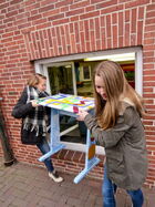 Auf ins Museum - Transport der Exponate durchs Fenster (Foto: Neumeyer)
