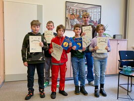 Die Kinder bei der Urkundenübergabe durch Frau Dr. Hübinger.
