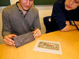 Schüler mit einer originalen Schwarzdruck-Platte für den Fünf-Millionen-Schein (Foto: Neumeyer)
