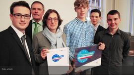 Auszeichnung überreicht: Bildungsministerin Britta Ernst mit (v. l.) Maximilian Buss, Hartmut Blank, Schulsprecher Nils Brinkmann. Leon Anders und Marc Kramhöft (Foto: Ehrich)